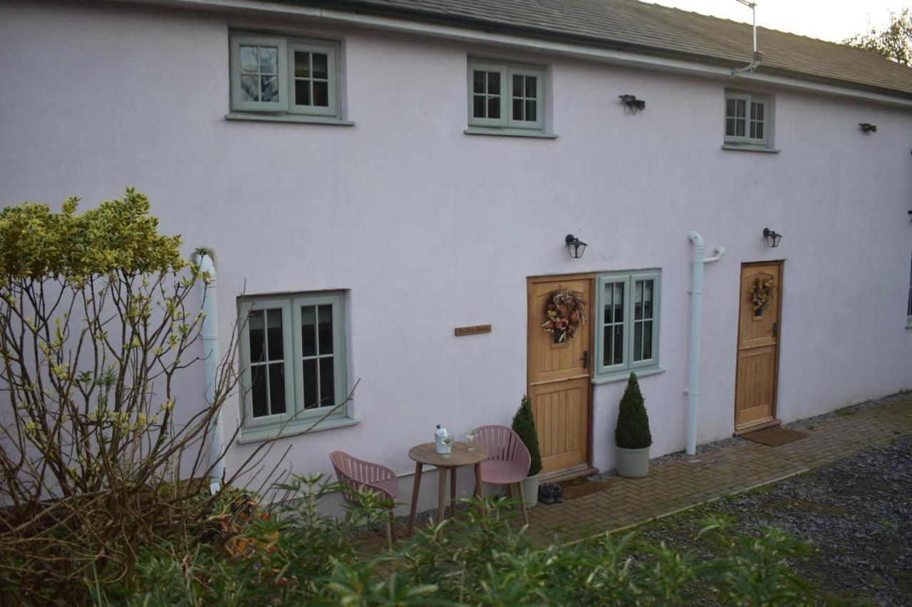 Luxury 2-Bed Barn Conversion In Llansteffan Carmarthen Exterior photo